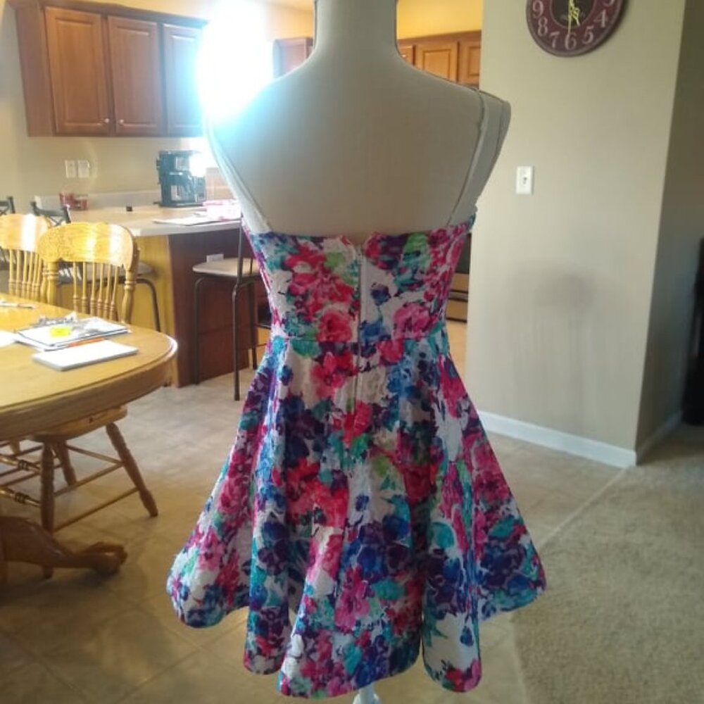 Floral Lace Lined Cocktail. Size Small Dress